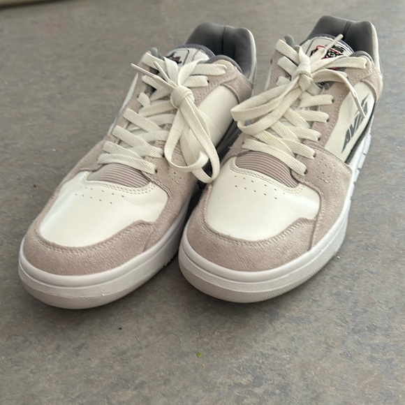Avia Other - Men’s size 9.5 or woman’s size 11 Avia 715 basketball athletic shoes.
